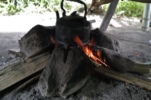 薪の火で煮る